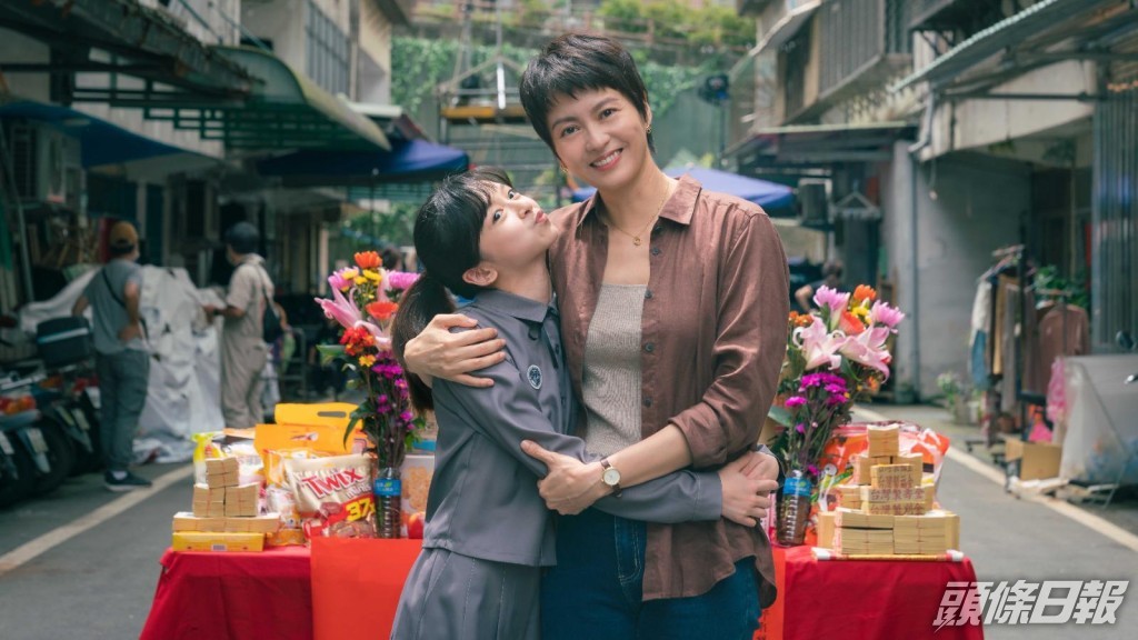 梁詠琪首演出台劇，挑戰單親媽媽角色，與女兒陳姸霏相依為命。